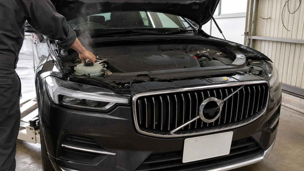 Volvo Volvo 冷却水温度警告灯が点いたら？原因・緊急度・対処法まとめ