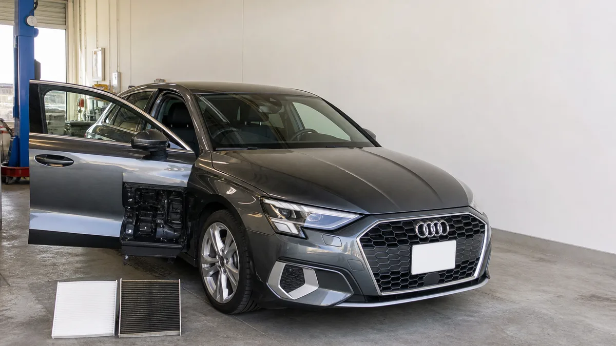Audi アウディ A3 エアコンフィルター交換 10分・2,500円 8V/8Y