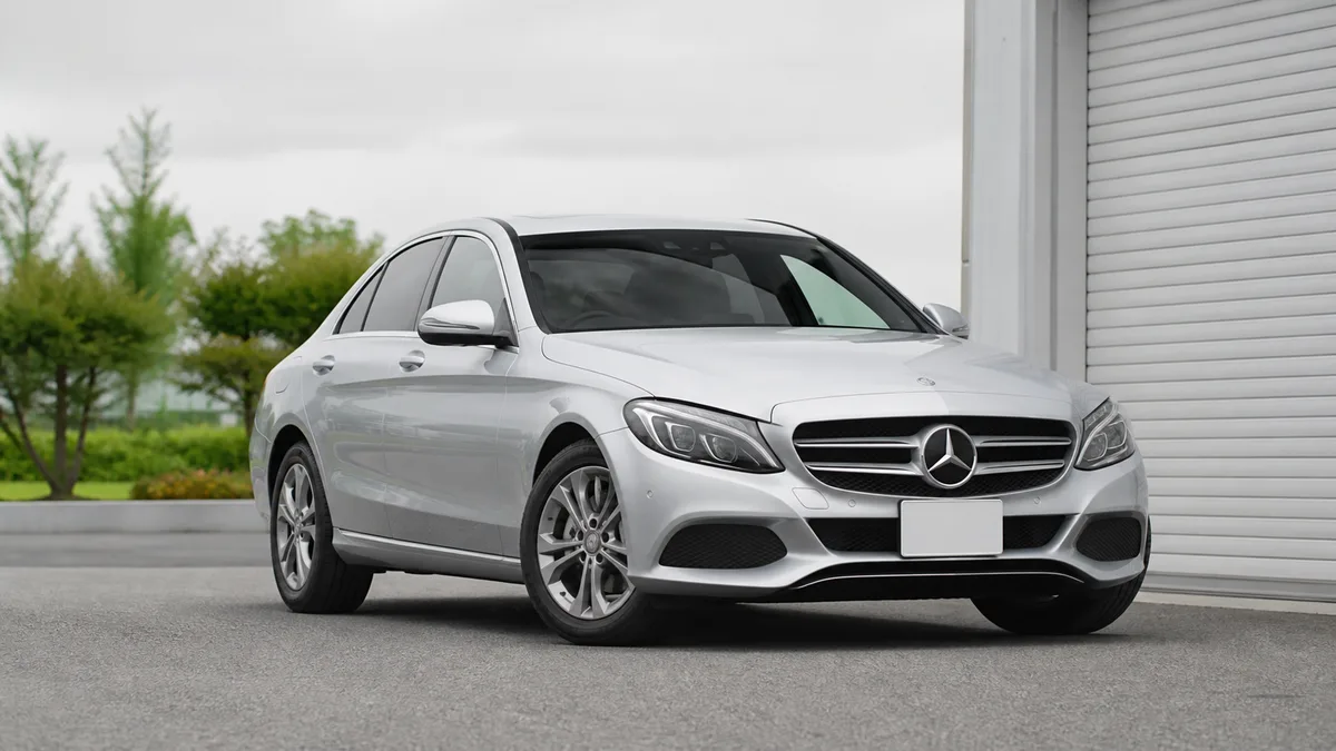 Mercedes-Benz W205 Cクラスの故障と修理費2-21万円 リコール3件を先に確認